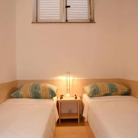 With One Bedroom In Crikvenica, With Enclosed Garden And Wifi - 200... * Crikvenica